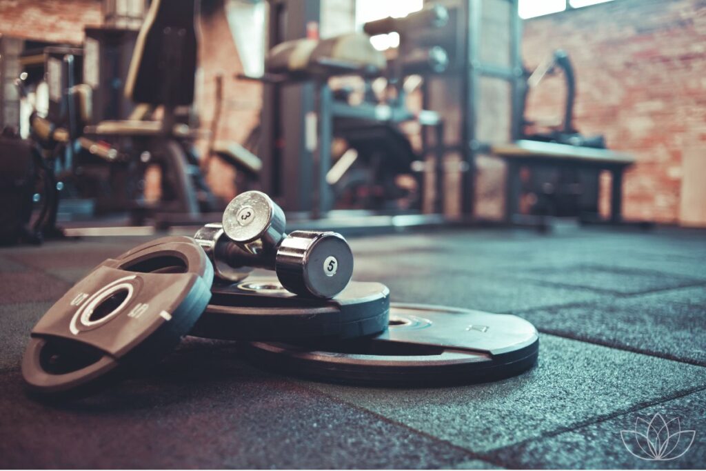 Hantelscheiben in einem Fitnessstudio