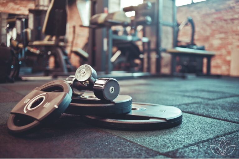 Hantelscheiben in einem Fitnessstudio