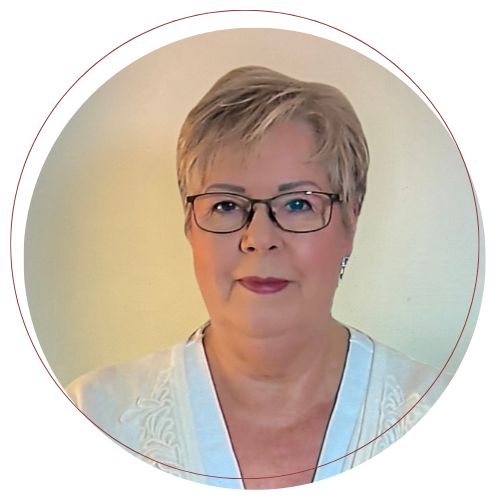 Doris Kirch, Achtsamkeitslehrerin, Ausbilderin von Achtsamkeitstrainern und Sachbuchautorin lächelt in die Kamera.