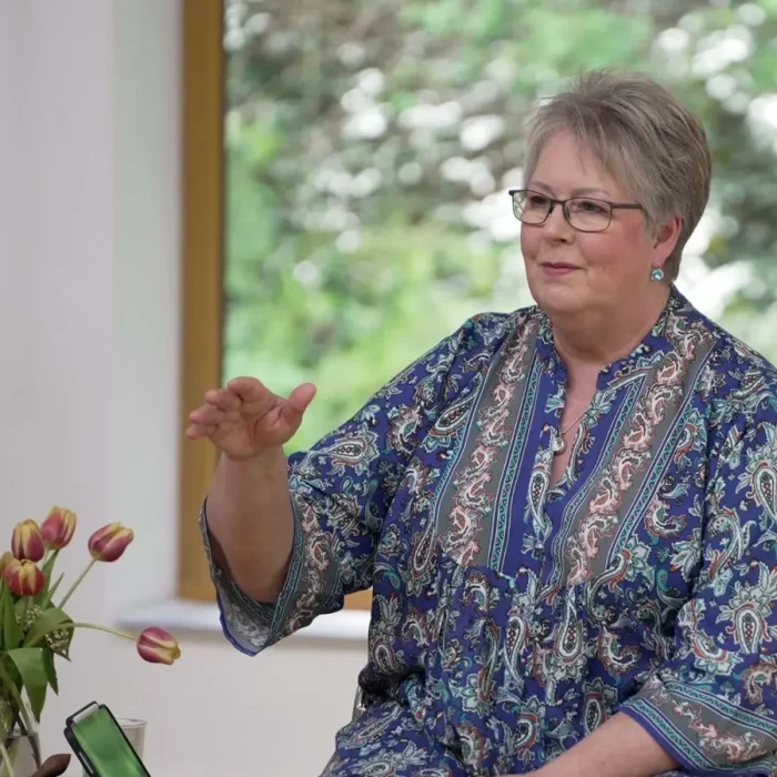 Doris Kirch beim Unterrichten in ihrer Achtsamkeitstrainer-Ausbildung