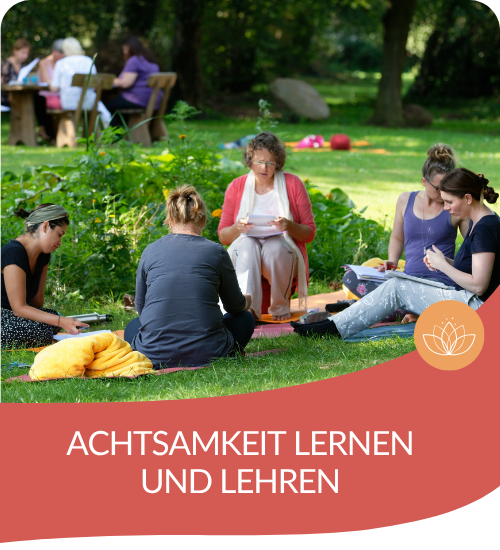 Teilnehmer der TARA-Achtsamkeitstrainer-Ausbildung des DFME von Doris Kirch arbeiten gemeinsam im Freien im Seminarhaus Hof Oberlethe.