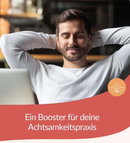 Ein Mann meditiert mit einer Meditation aus dem E-Mail-Kurs '7 Tage Achtsamkeit' von Doris Kirch.