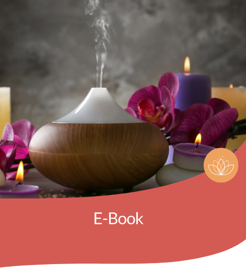 Ein elektrischer Diffusor, umgeben von Blüten und Kerzen vernebelt ätherische Öle in die Luft, um Meditation und Konzentration zu unterstützen.