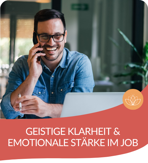 Teilnehmer des Online-Programms 'Stärker als du glaubst - für Unternehmen' von Doris Kirch sitzt lachend telefonierend vor seinem Laptop am Schreibtisch.