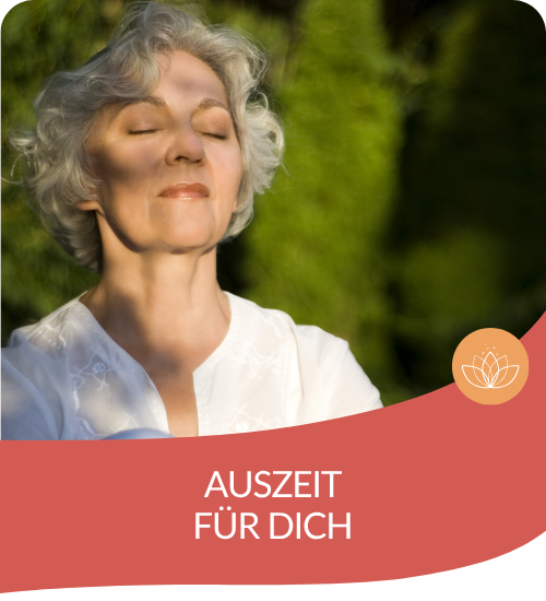 Frau wendet beim Meditieren im Achtsamkeits-Mini-Retreat mit Doris Kirch ihr Gesicht mit geschlossenen Augen dem Sonnenuntergang zu.