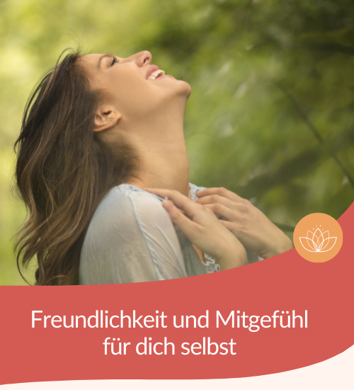 Eine Frau lacht mitfühlend in den Himmel, mit beiden Händen auf ihrem Herzen.