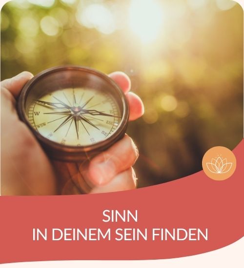Mensch hält Kompass in der Hand - auf der Suche nach Sinn im Sein
